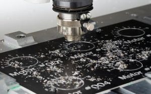 machine occupée à graver